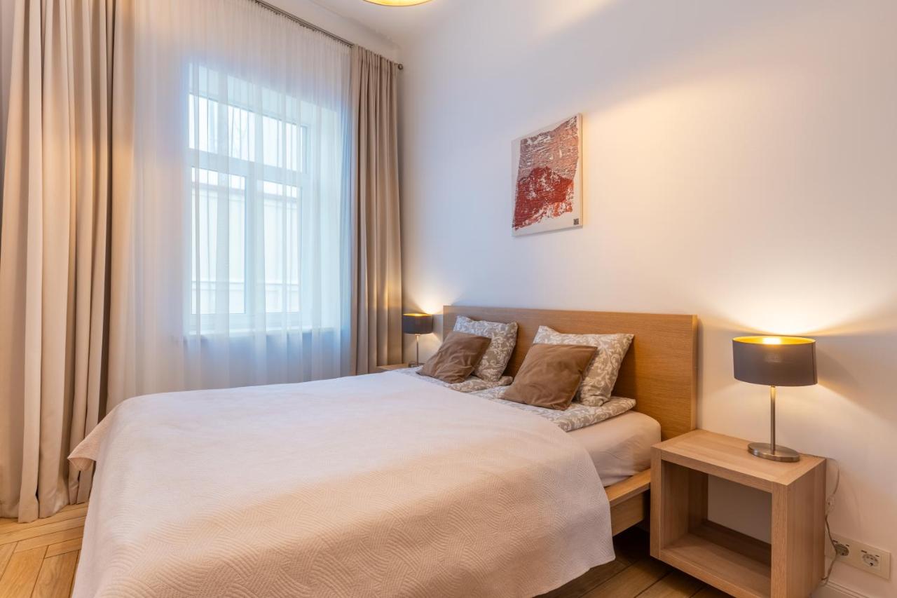 Svetainė su sofa-lova ir plokščiaekraniu televizoriumi